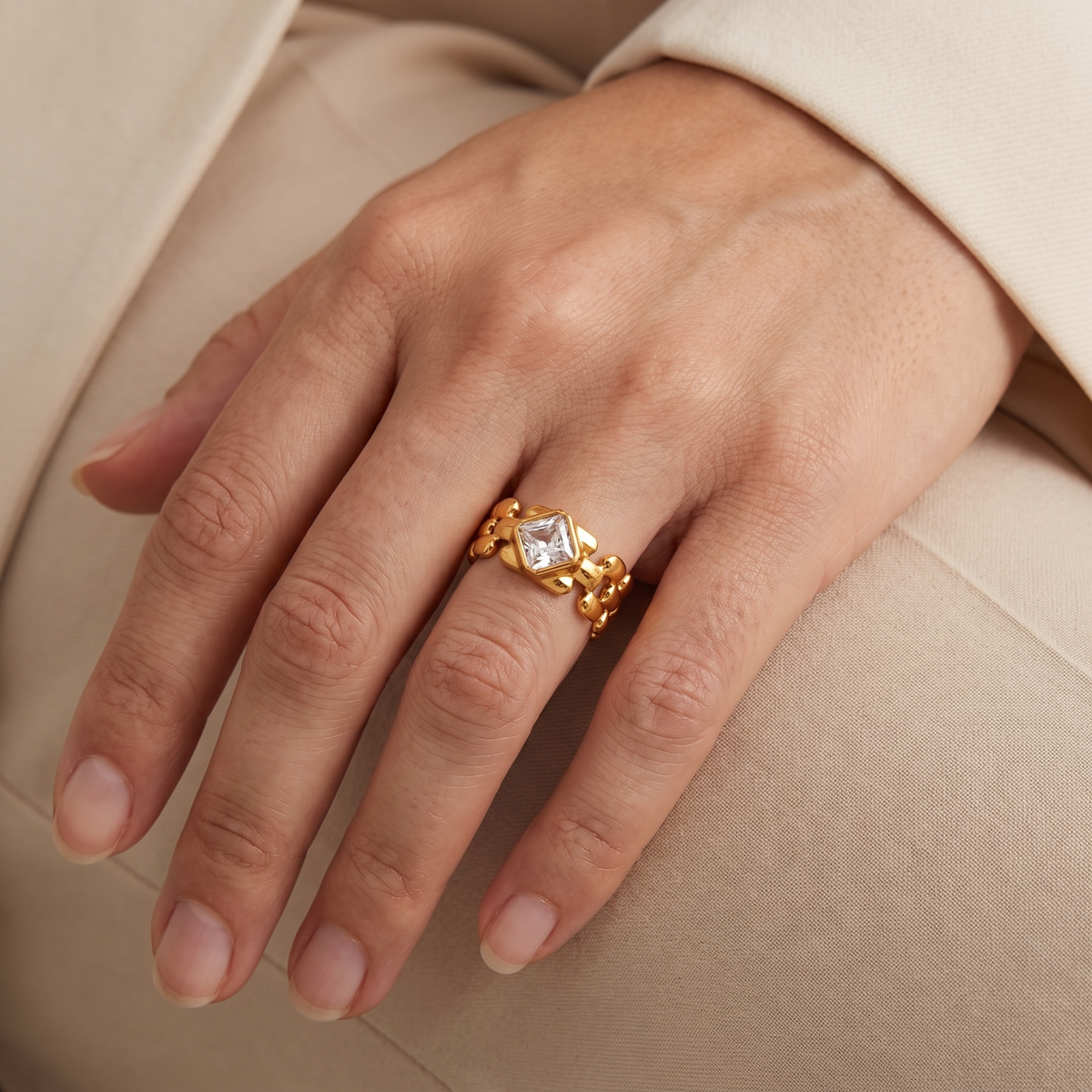 Anillo Reina dorado tipo cadena con circonitas