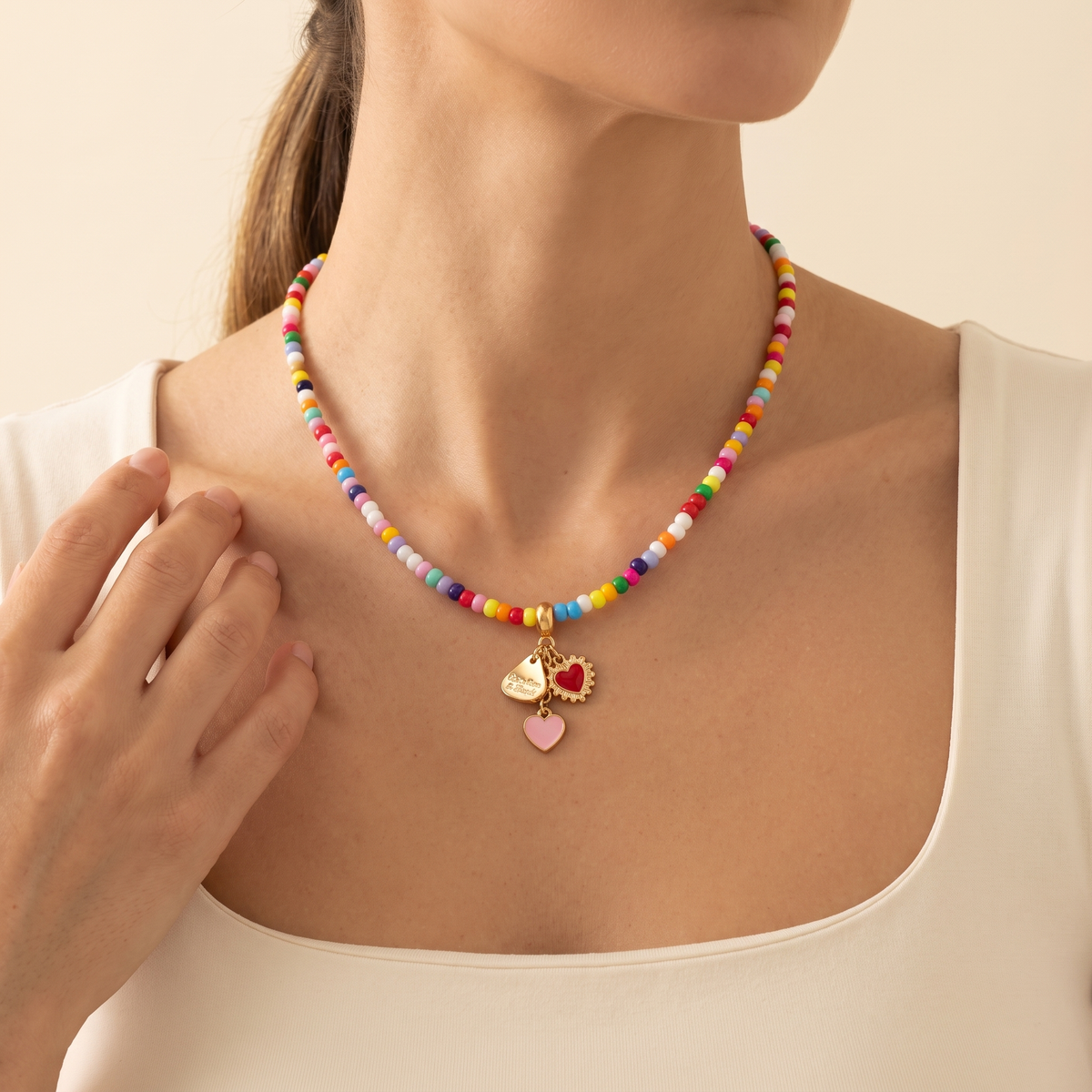 Collar Confetti Corazón de mostacilla multicolor con charms de corazón