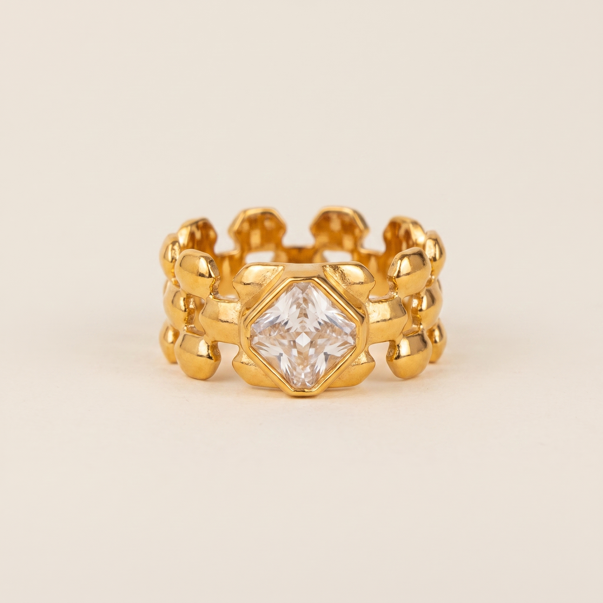Anillo Reina dorado tipo cadena con circonitas
