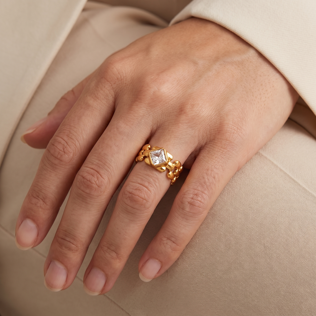 Anillo Reina dorado tipo cadena con circonitas