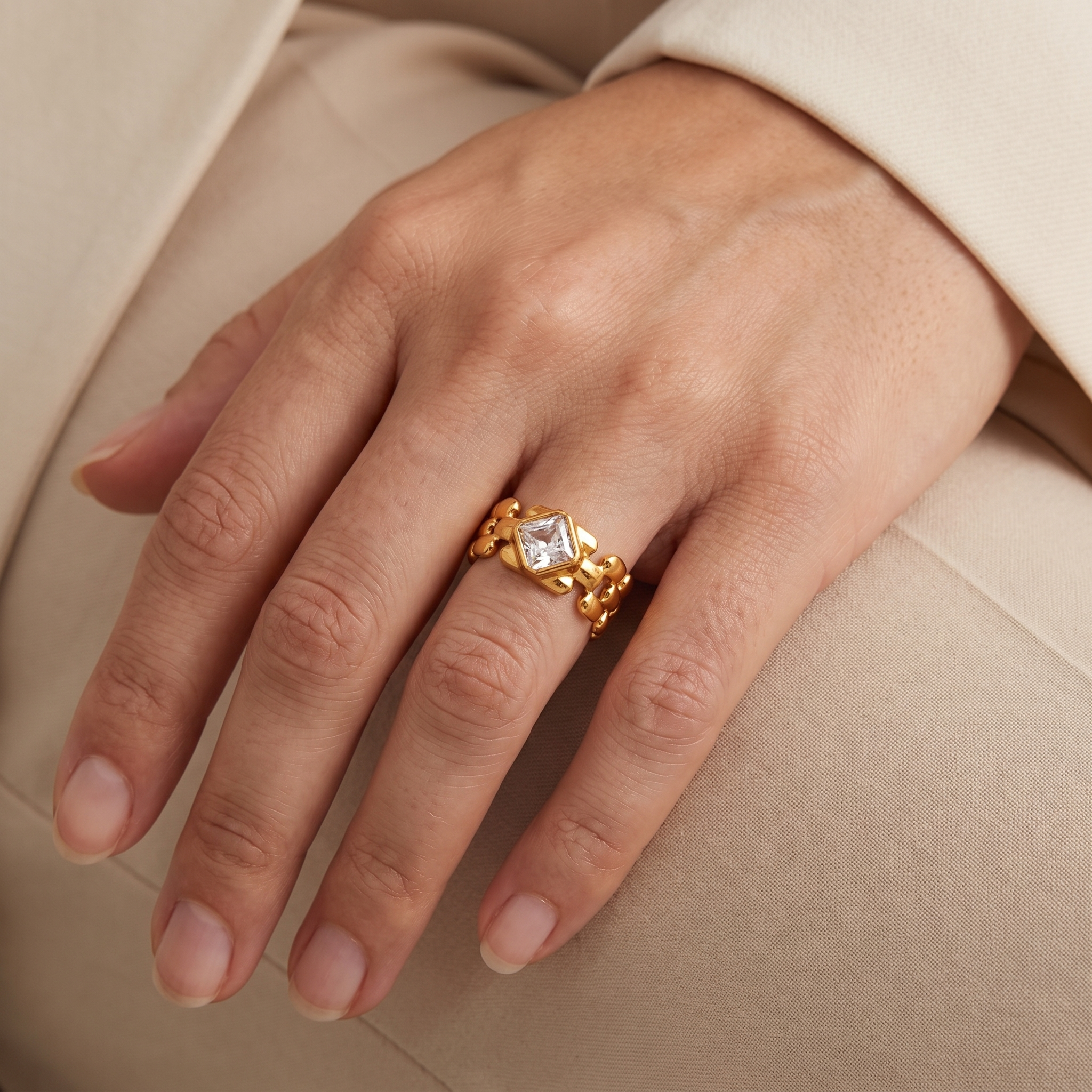 Anillo Reina dorado tipo cadena con circonitas
