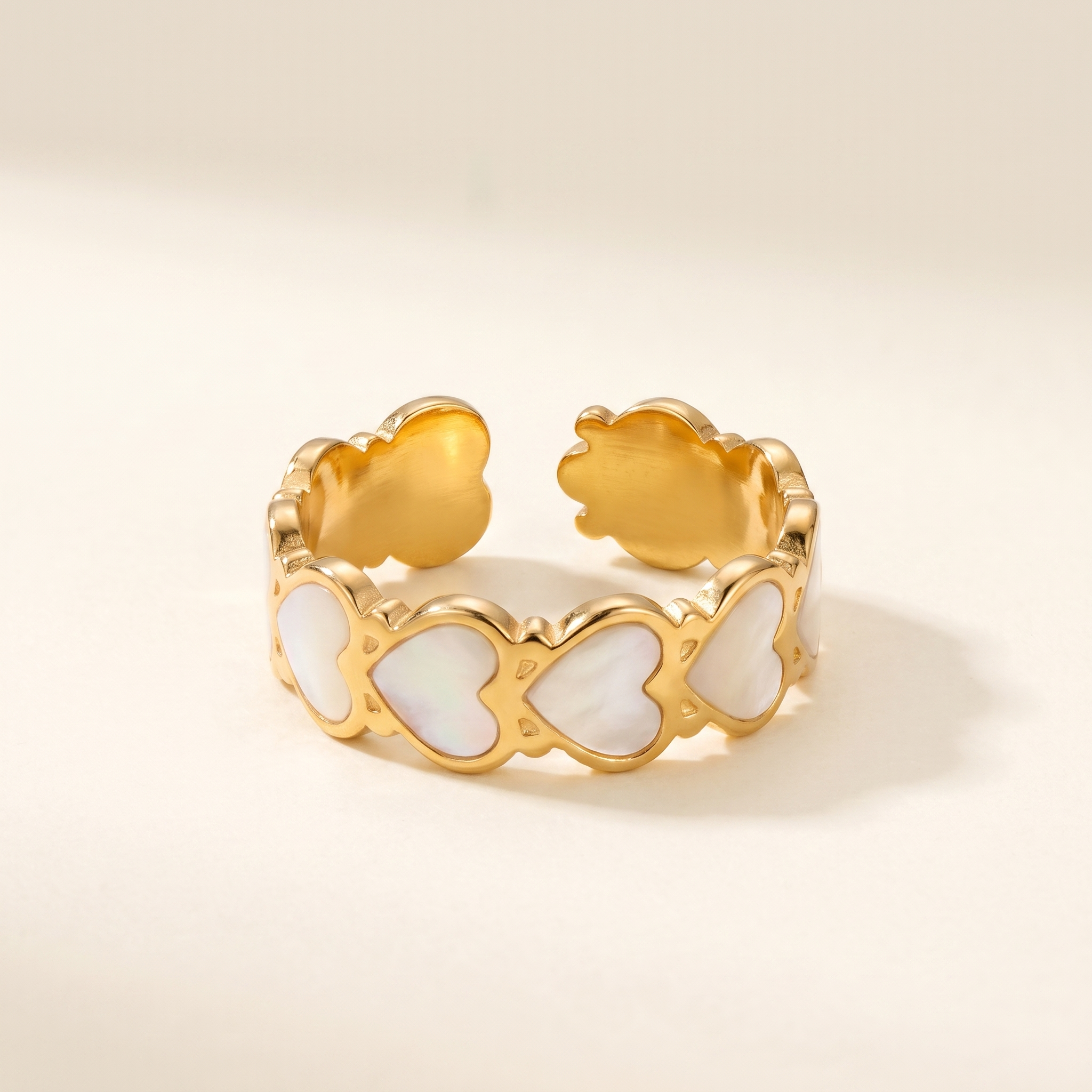 Anillo Corazones Blancos ajustable con corazones blancos y dorados