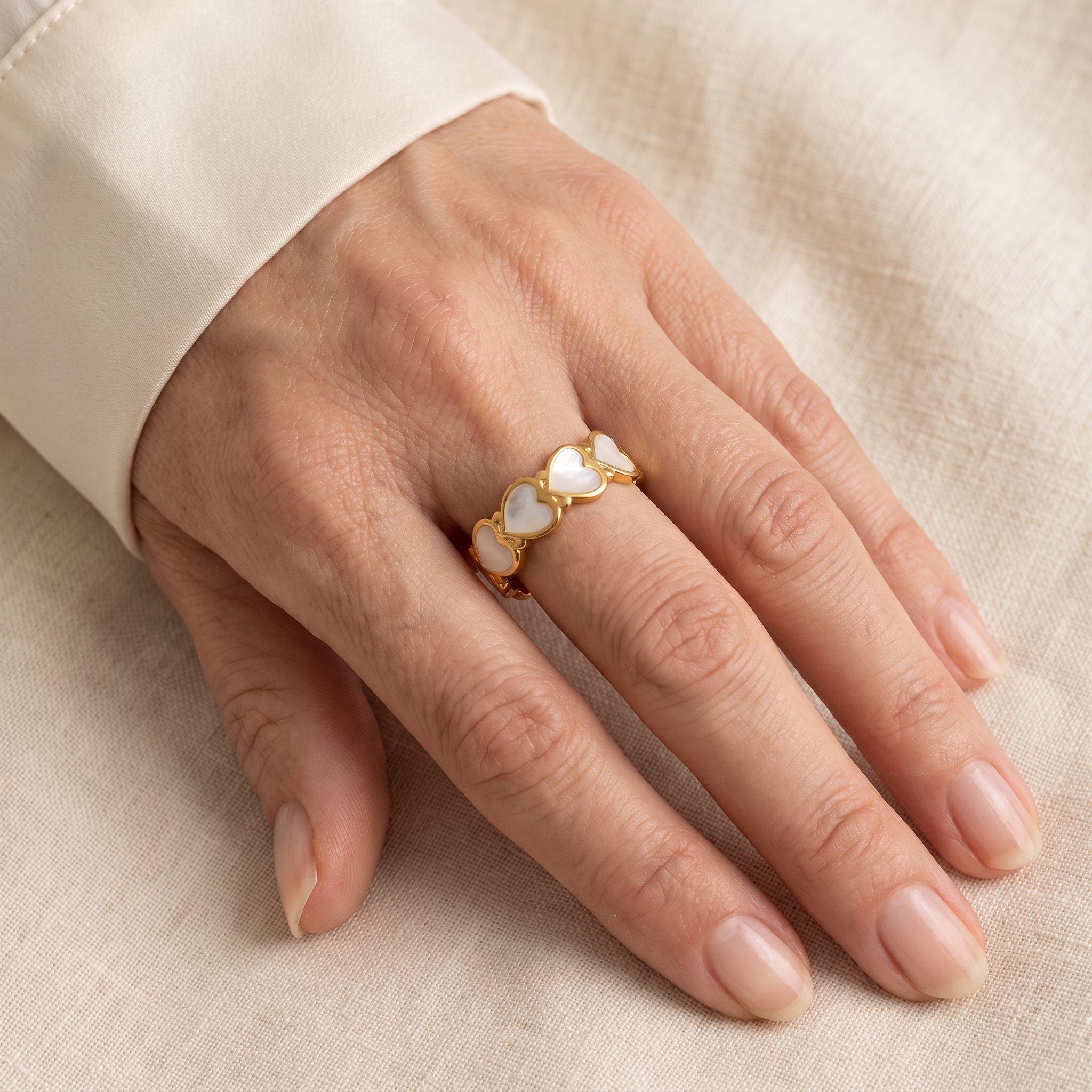 Anillo Corazones Blancos ajustable con corazones blancos y dorados