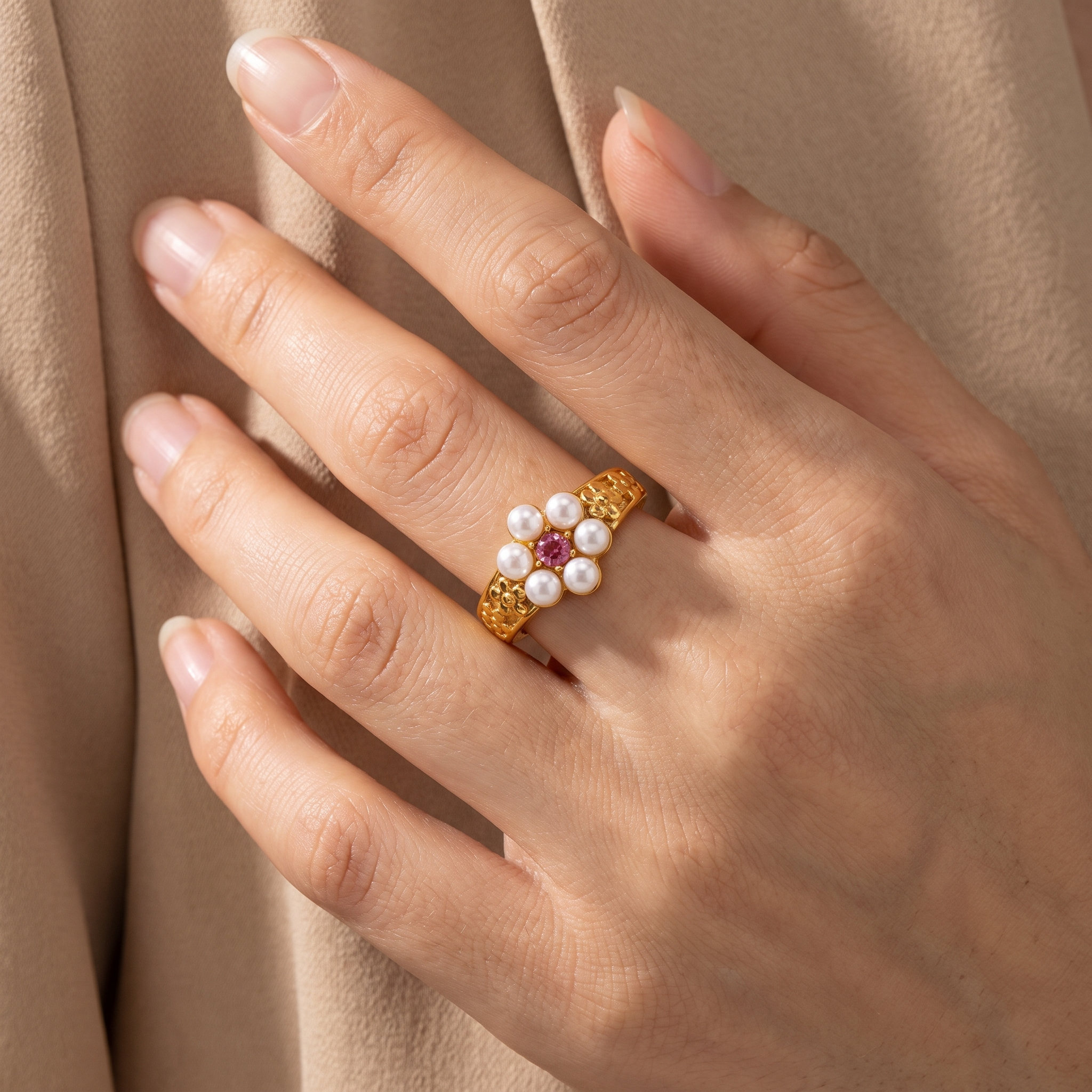 Anillo Flor Rosa Perla con flor de circonitas y detalle rosa