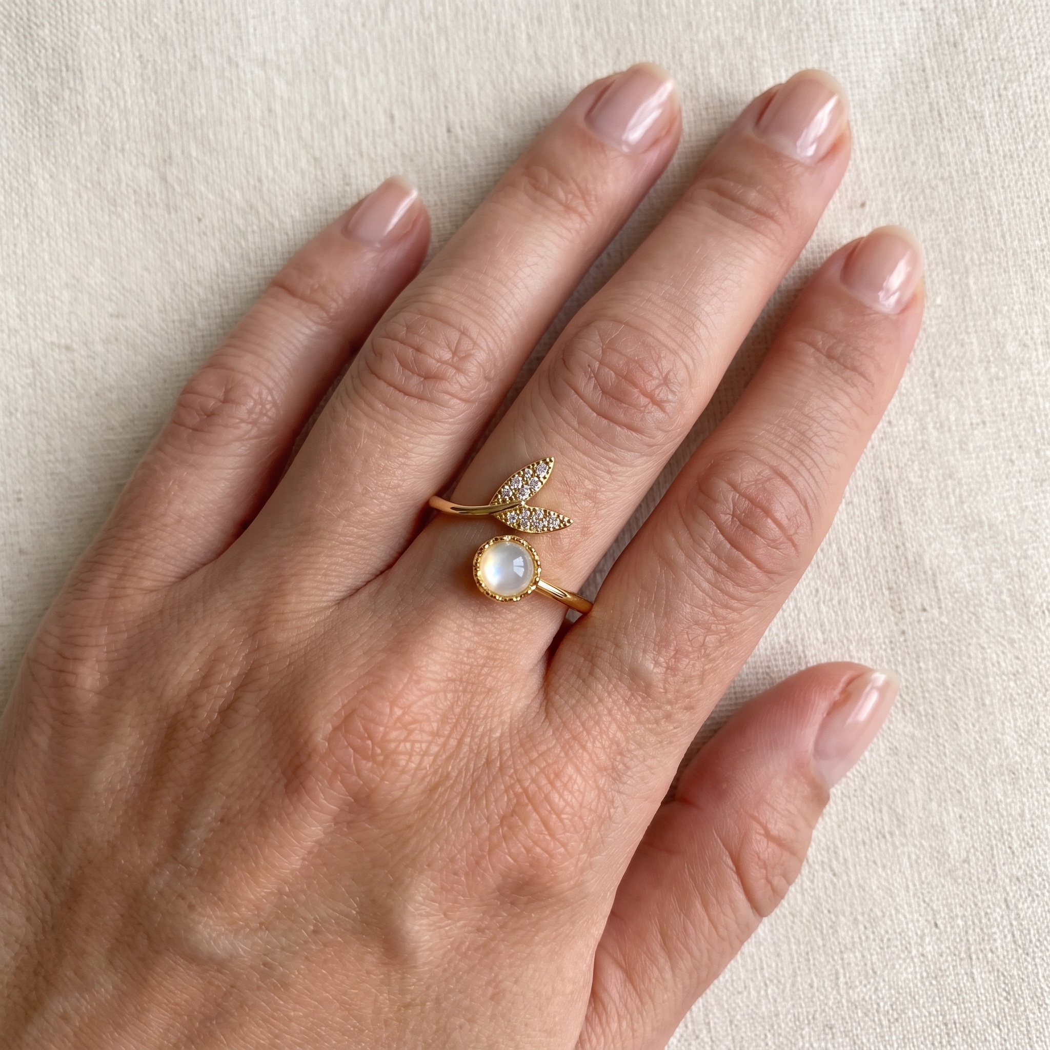 Anillo Sirena ajustable con cola de sirena de circonitas y perlita