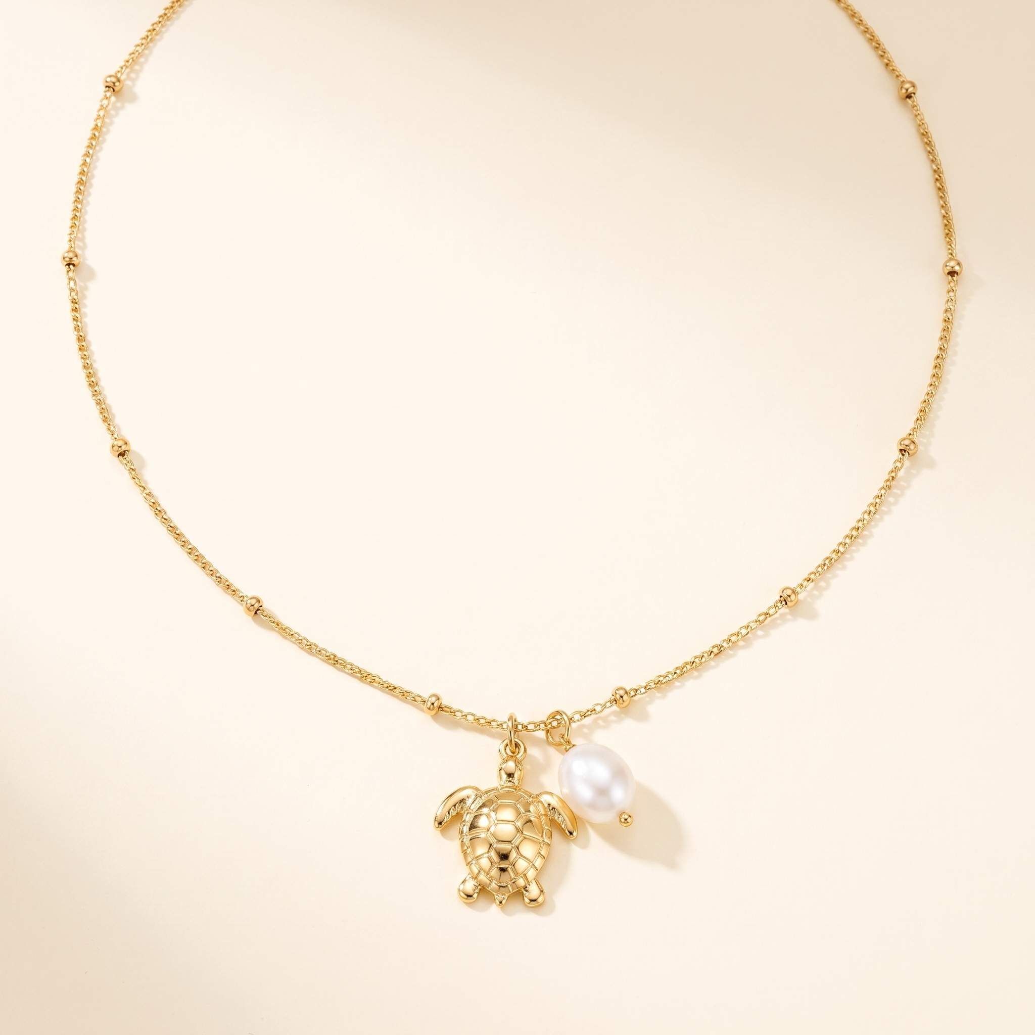 Collar Tortuga Perla con charms de tortuga y perla blanca