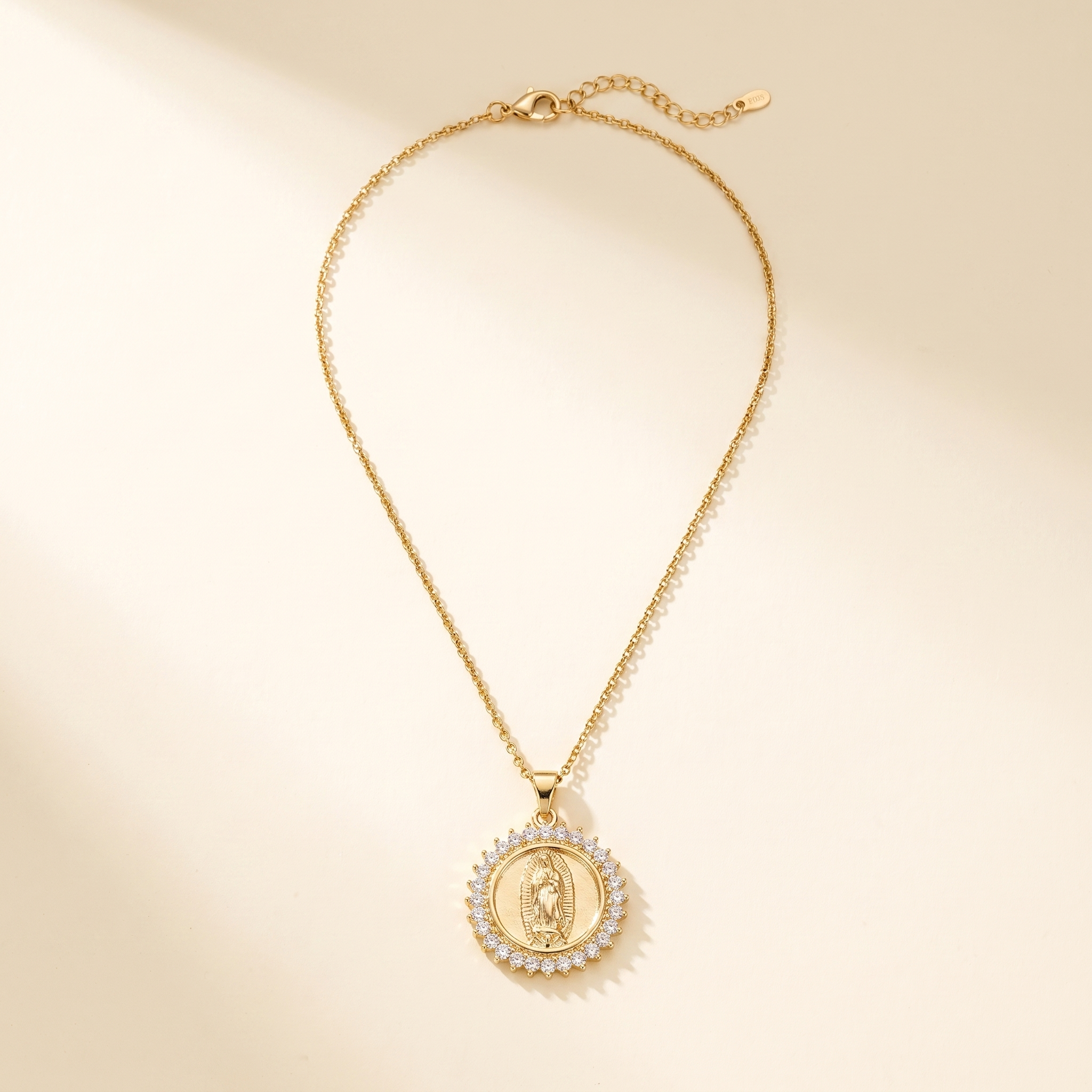 Collar Virgen Guadalupe con dije bordeado de circonitas