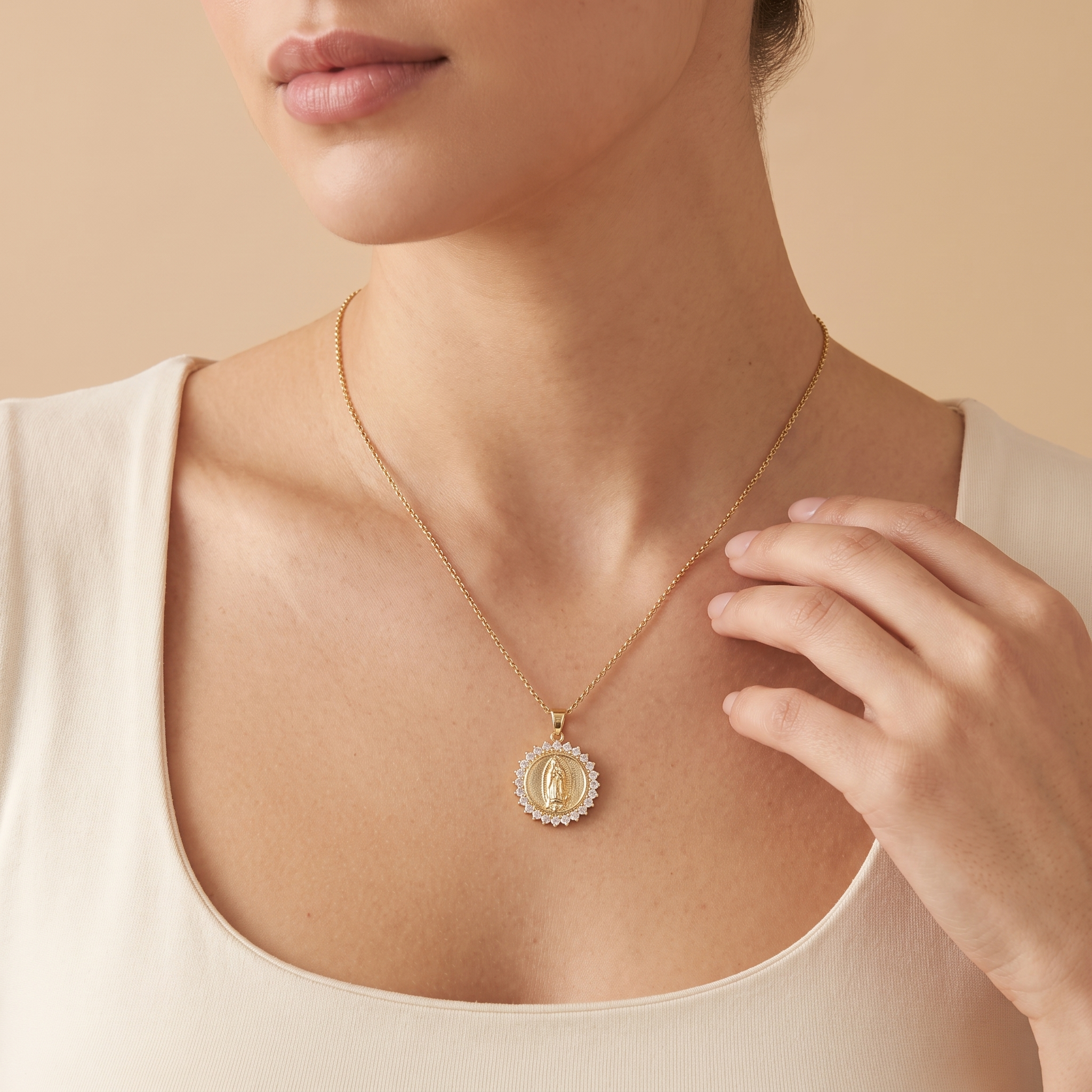 Collar Virgen Guadalupe con dije bordeado de circonitas