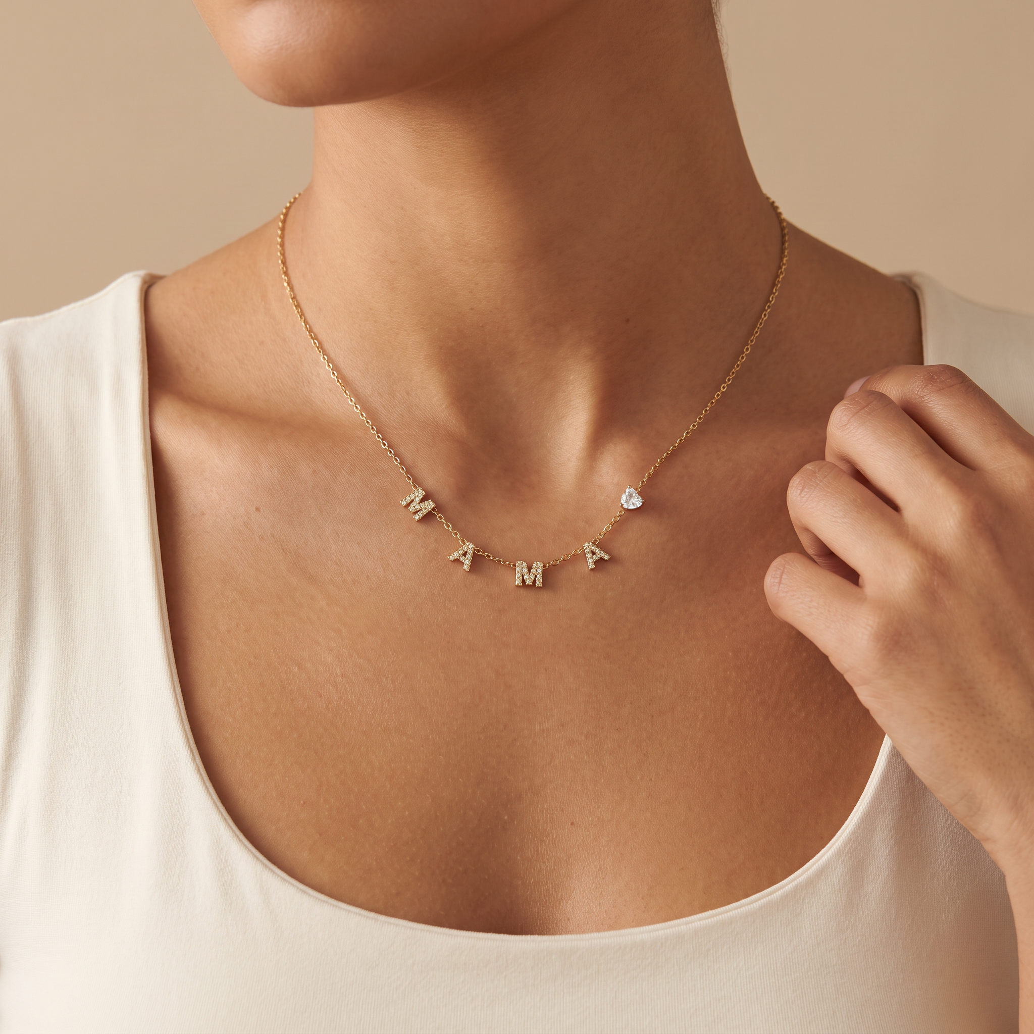 Collar Mamá con la palabra mamá en circonitas y corazón