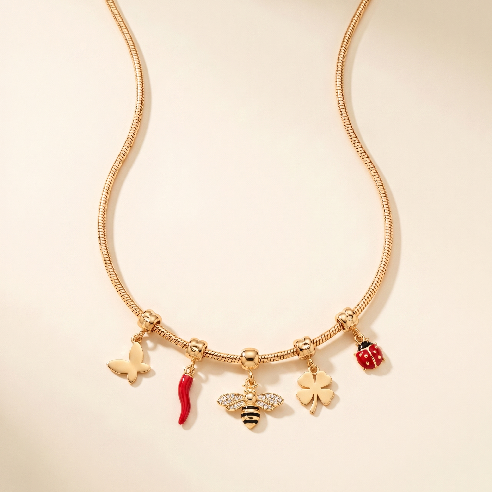 Collar Jardín Charms de cadena gruesa con charms de insectos y trébol