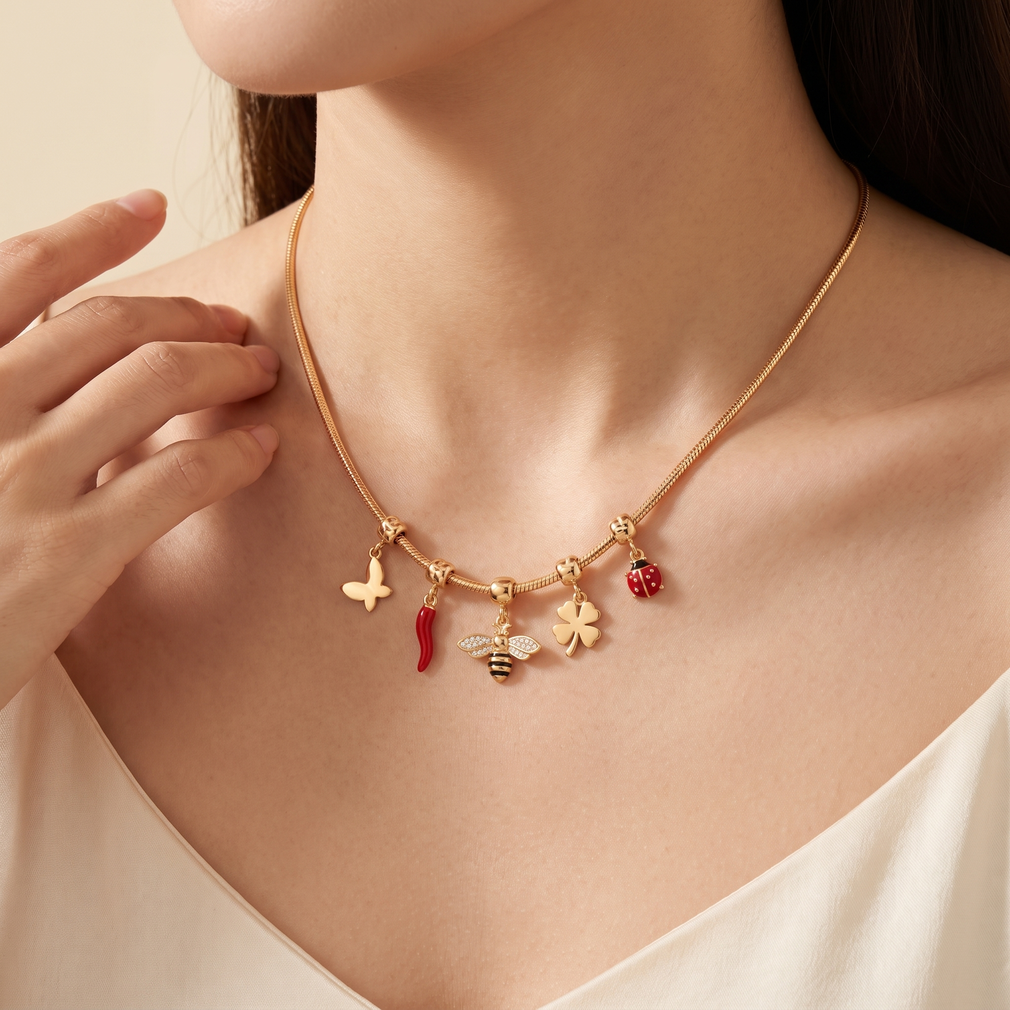 Collar Jardín Charms de cadena gruesa con charms de insectos y trébol