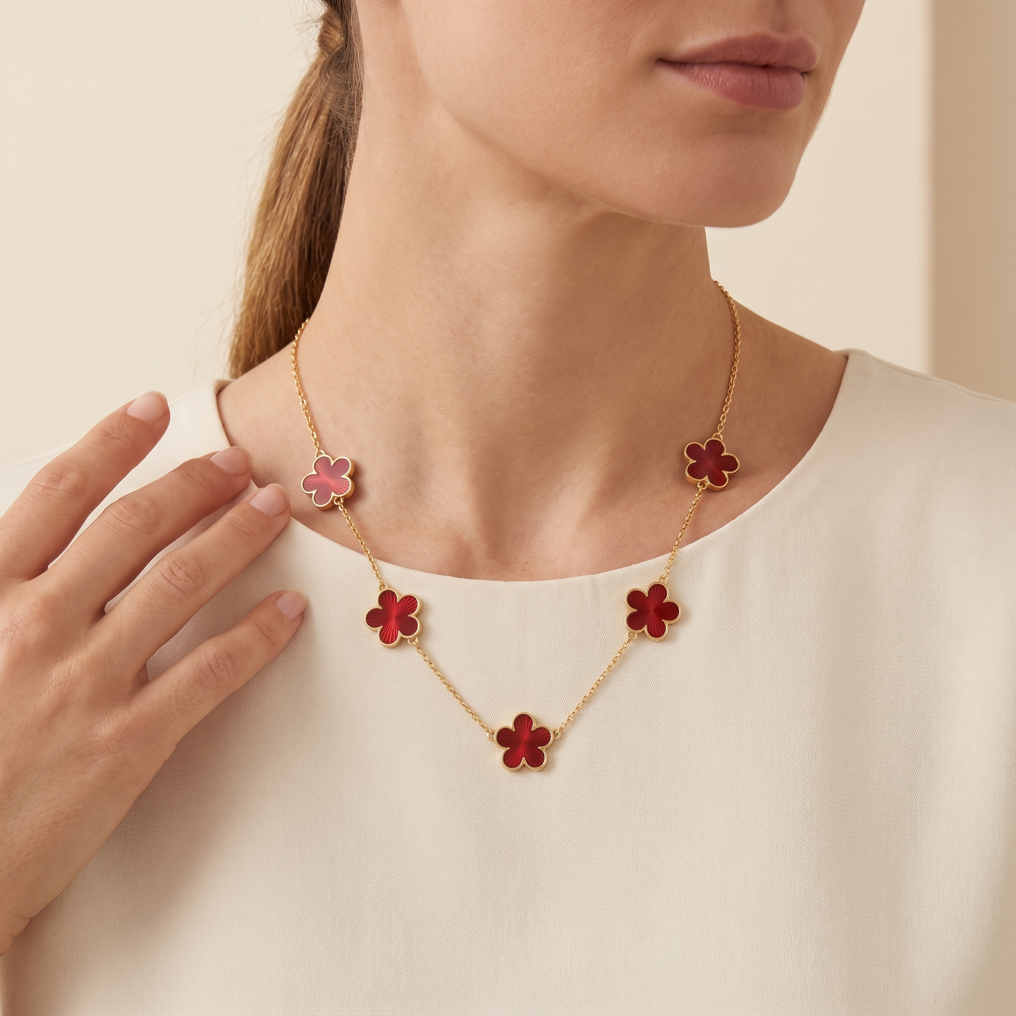 Collar Bloom Rojo de flores rojas con borde dorado
