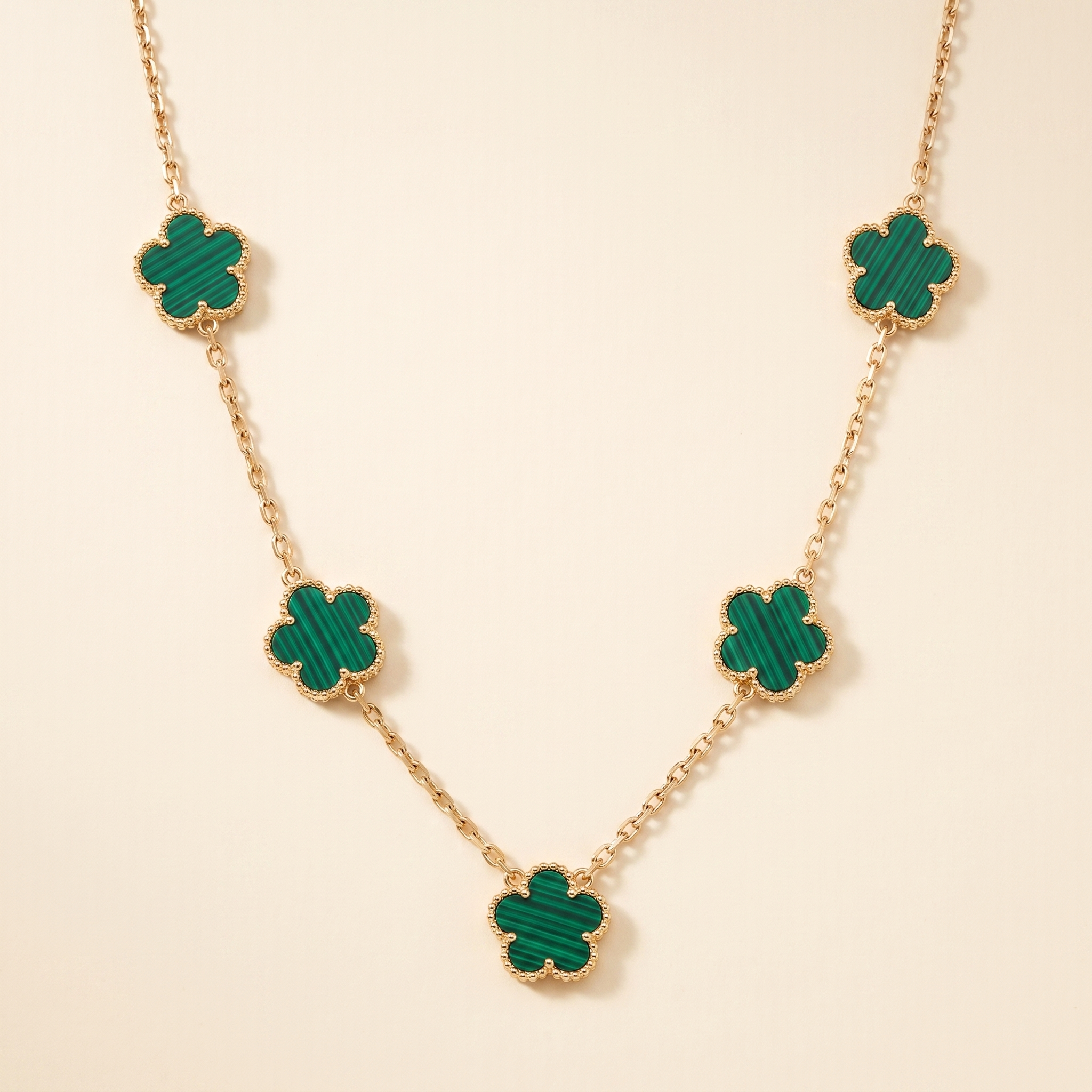 Collar Bloom Verde de flores verdes con borde dorado