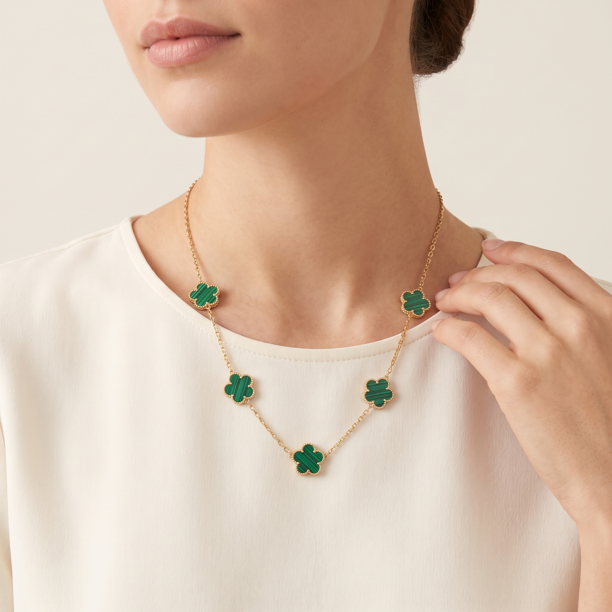 Collar Bloom Verde de flores verdes con borde dorado