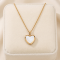 Collar Relicario Corazón con detalle de nácar