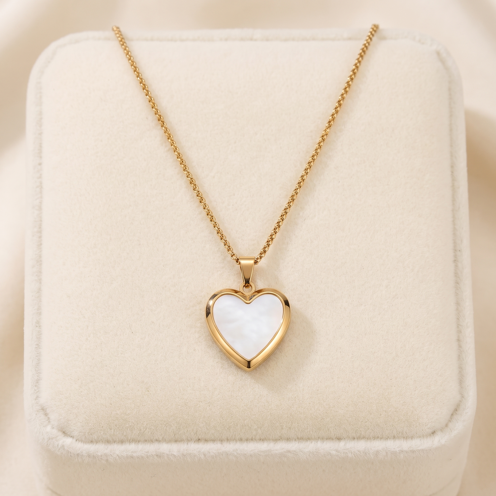 Collar Relicario Corazón con detalle de nácar