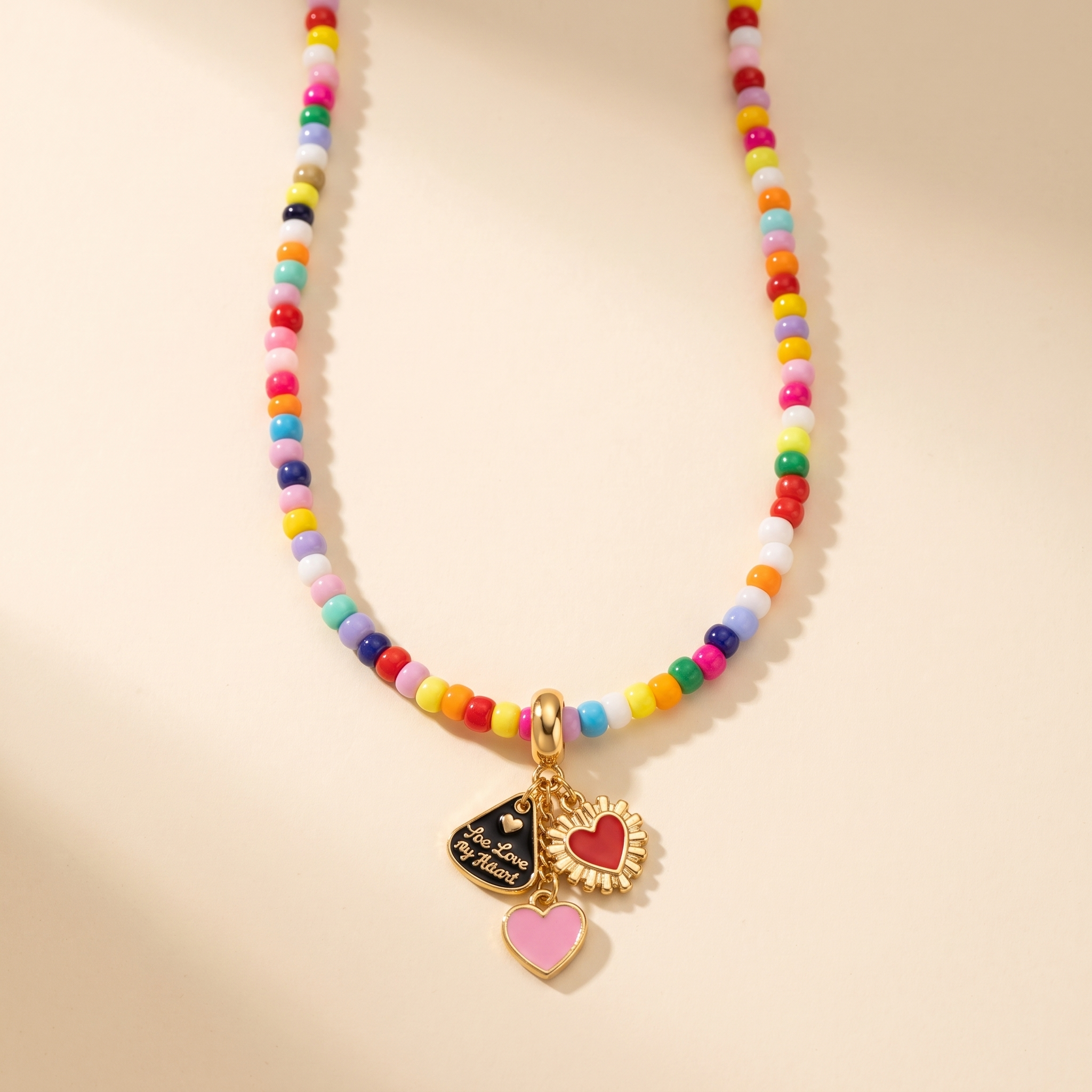 Collar Confetti Corazón de mostacilla multicolor con charms de corazón