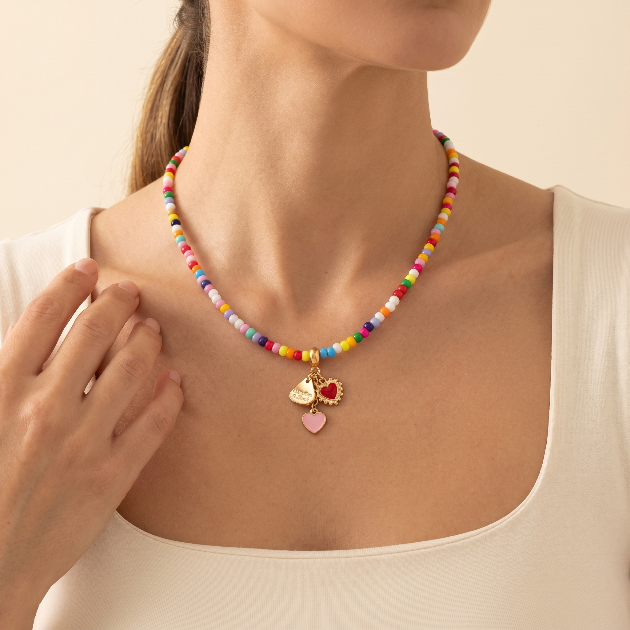 Collar Confetti Corazón de mostacilla multicolor con charms de corazón