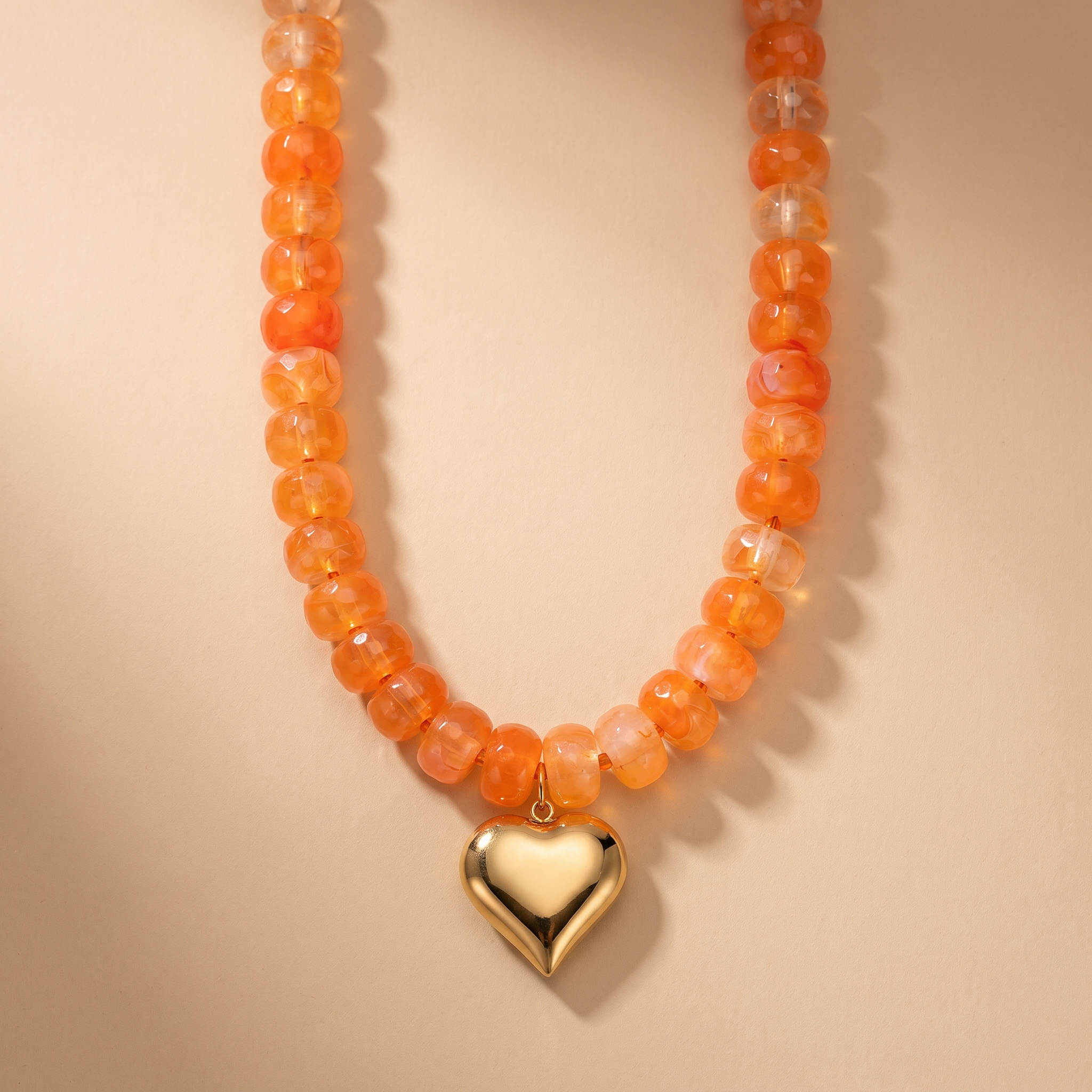 Collar Corazón Pop Naranja de cuentas grandes con charm de corazón