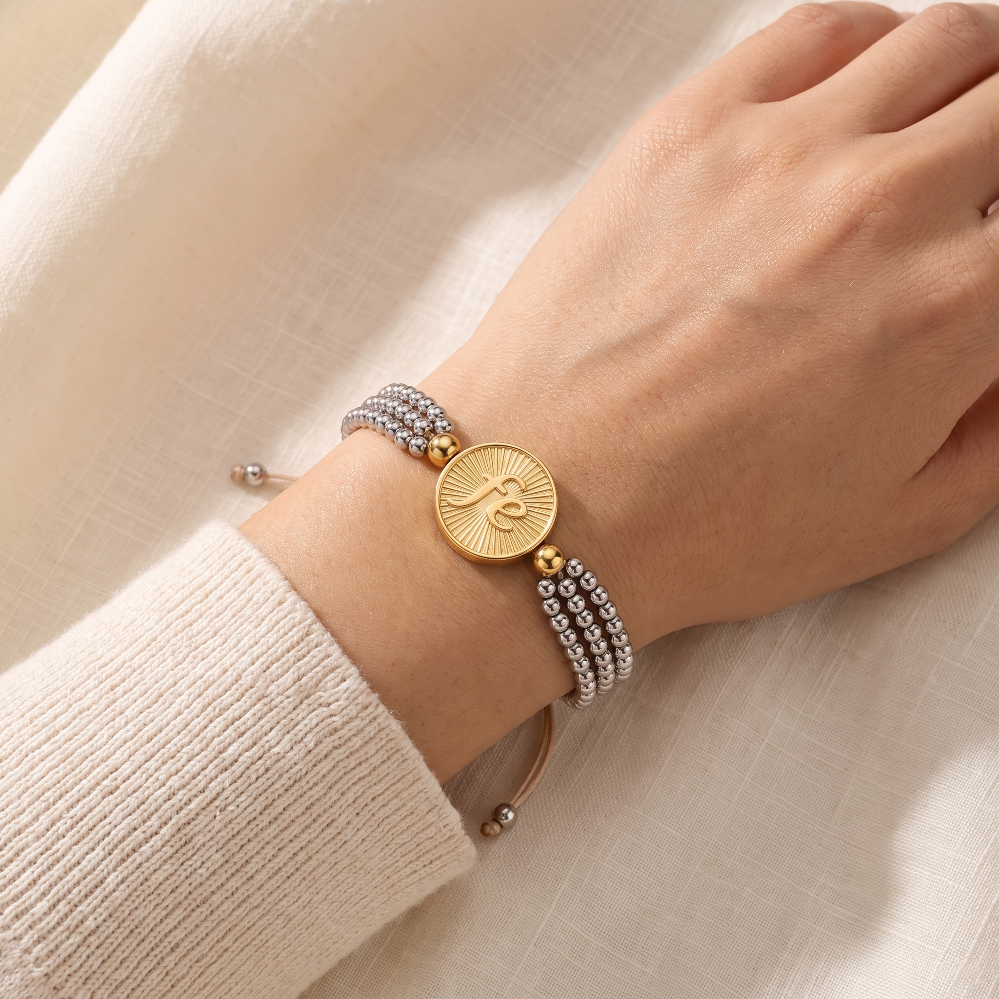 Pulsera Dual Charm Fe de mostacilla plateada con dije FE