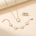 Set Bloom Blanco con collar, pulsera y pendientes de flores blancas y borde dorado