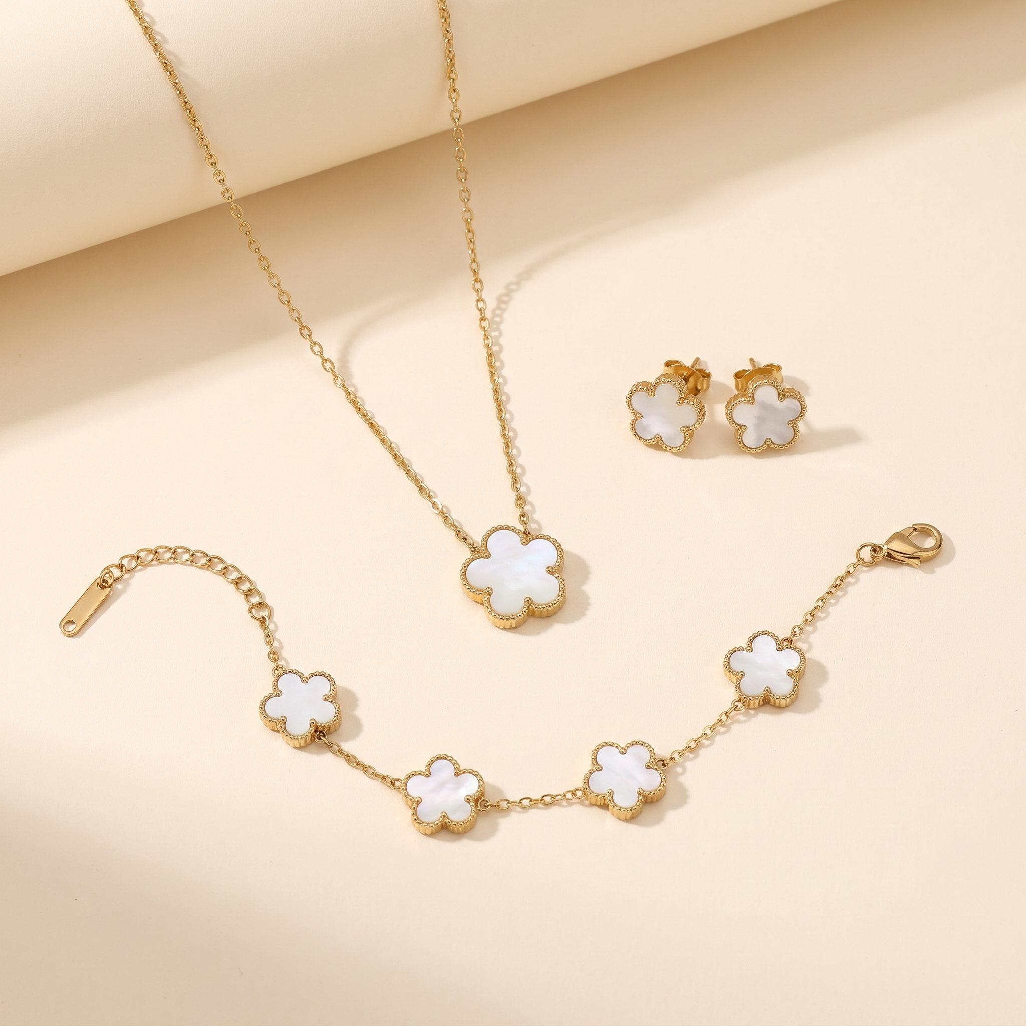 Set Bloom Blanco con collar, pulsera y pendientes de flores blancas y borde dorado