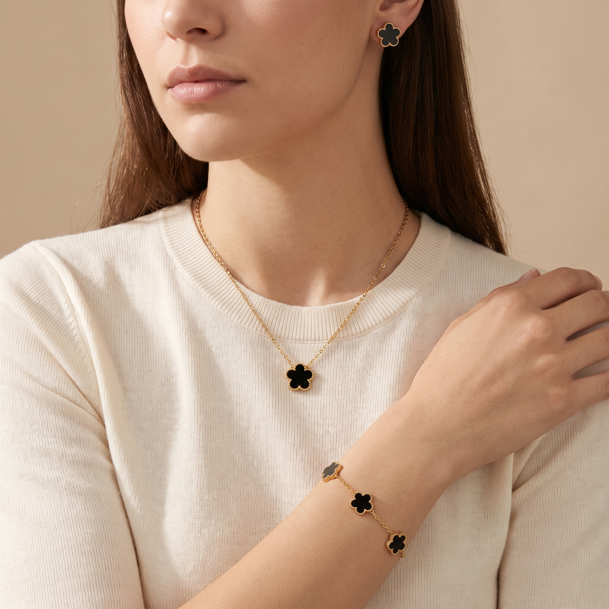 Set Bloom Negro con collar, pulsera y pendientes de flores negras y borde dorado