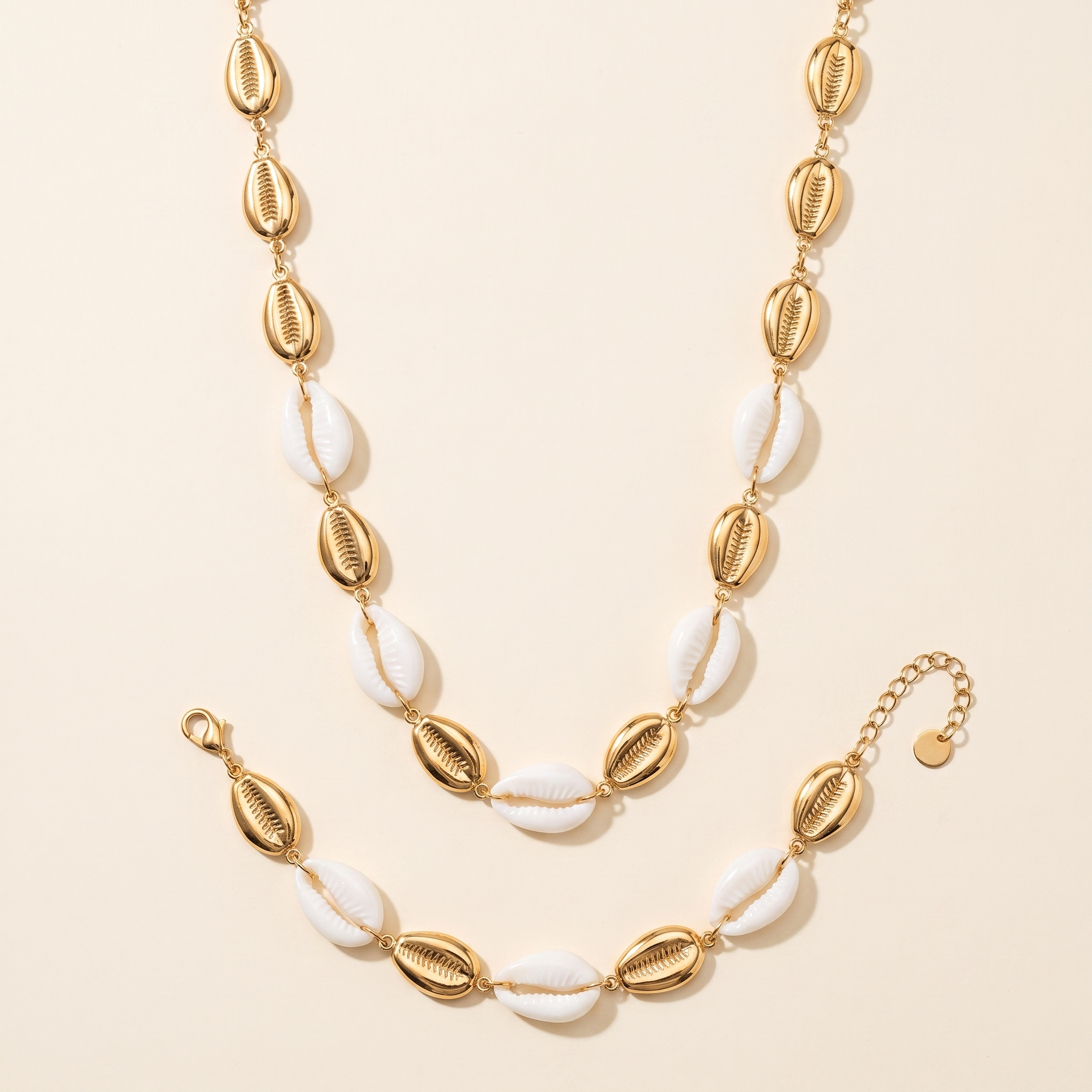 Set Marea Blanco con collar y pulsera de conchas doradas y blancas