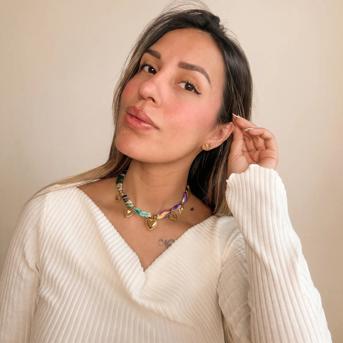 Vanessa con collar de corazones multicolor y pendientes dorados de Velvet Bloom.