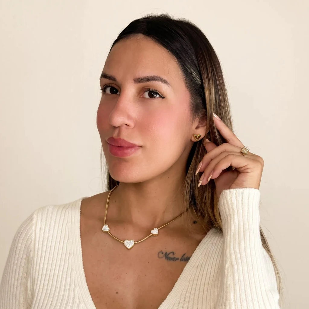 Vanessa, fundadora de Velvet Bloom, con collar y pendientes de corazón