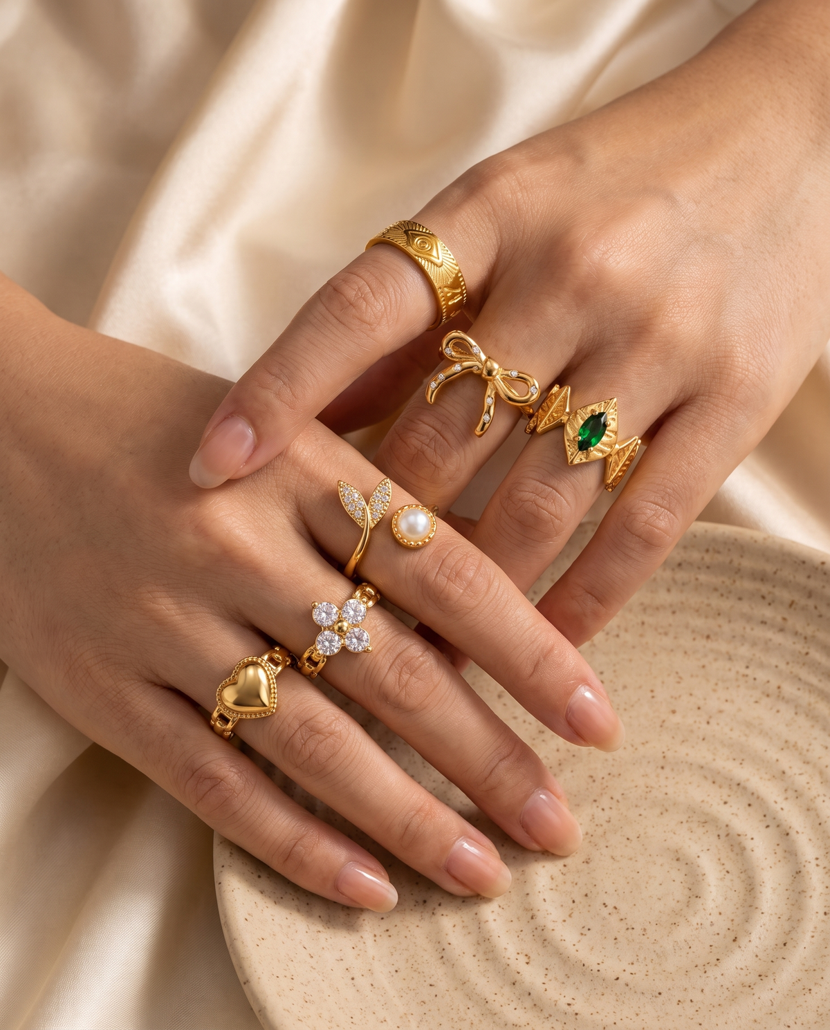 Manos con distintos anillos dorados de Velvet Bloom